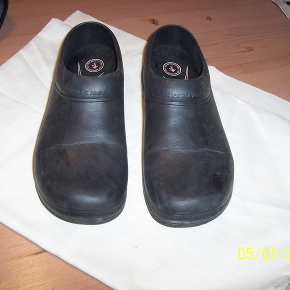 mens non slip crocs